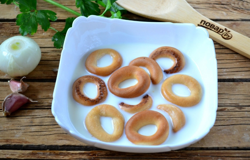 1. Этап. Сушки, фаршированные фаршем: Первым делом замочите сушку в теплом молоке. Обычно я подогреваю молоко в микроволновке, 45 секунд достаточно. Сушка должна быть в молоке около 10 минут.