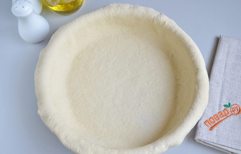 1. Этап. Пирог с творогом и шпинатом: 4. Форму для пирога смажьте растительным маслом. Разделите тесто на две части: большую будем использовать, как дно и борта, а меньшую для 