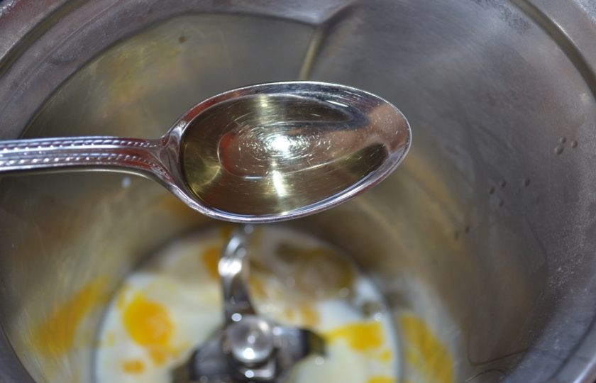 1. Этап. Чебуреки домашние с мясом: 2. В хлебопечку (можете замешивать вручную) влейте молоко, растительное масло, вбейте куриные яйца.