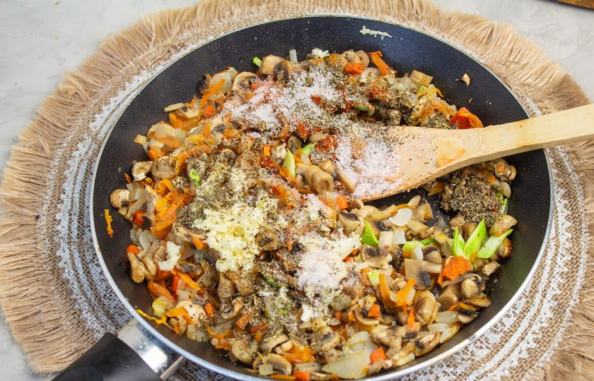 1. Этап. Лазанья из кабачков с грибами: Добавьте к овощам с грибами соль, черный молотый перец, сушенный тимьян и чеснок, пропущенный через пресс. Перемешайте и готовьте 1 минуту, чтобы специи раскрыли свой аромат.