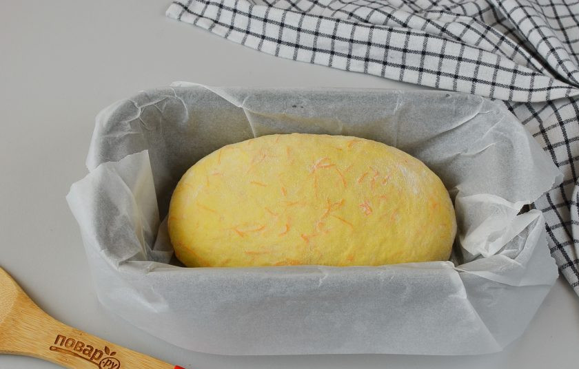 1. Этап. Хлеб с тыквой: Выложите тесто в форму, пергамент необязателен, если ваша форма антипригарная. Накройте салфеткой и дайте минут 30-40 тесту подойти в тепле.