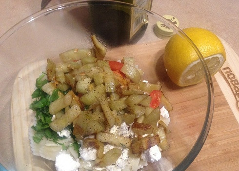 1. Этап. Салат с пастой, баклажанами и брынзой: 9. Добавляем горячие обжаренные баклажаны. Поливаем лимонным соком, оливковым маслом, посыпаем молотым перцем.