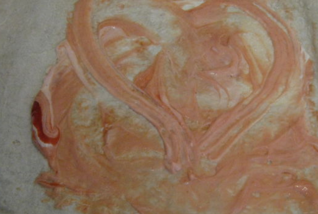 1. Этап. Шаверма в лаваше: Смешайте кетчуп с майонезом. Смажьте приготовленным соусом лаваш.