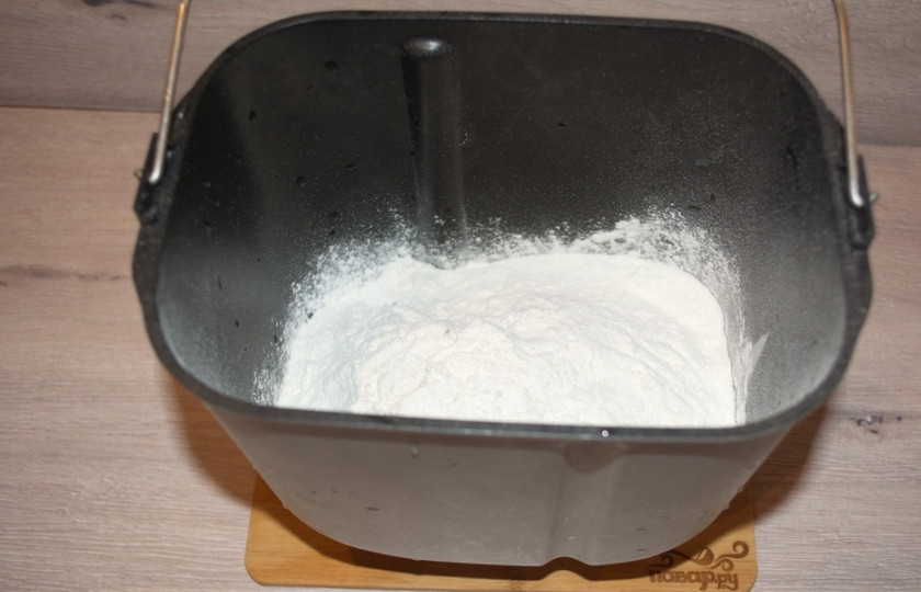 1. Этап. Булочки с мясом в духовке: Для приготовления булочек (для замеса теста) я использую хлебопечку (у меня фирмы 