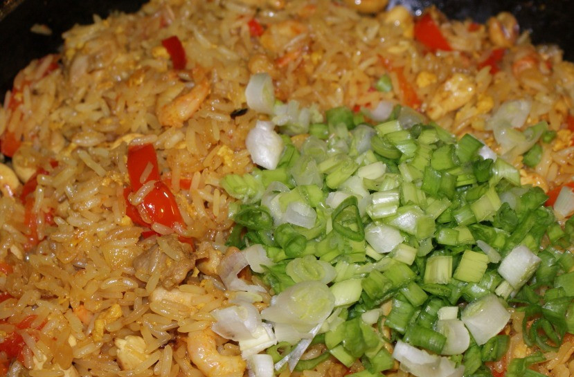 1. Этап. Рис по-тайски с курицей: Жарим все минут 5 еще. Вот рис по-тайски с курицей и готов. Перед подачей можно зеленью посыпать (луком, например). Приятного аппетита!