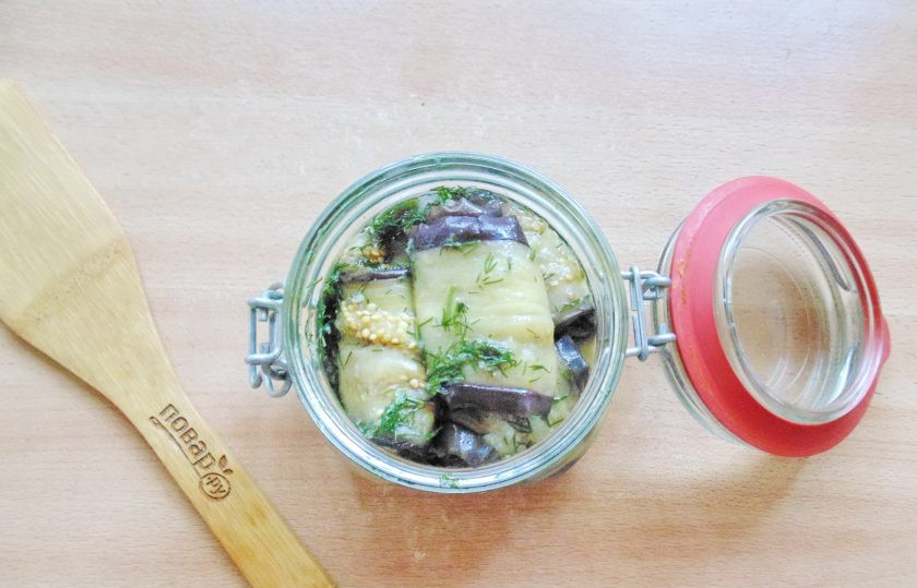 1. Этап. Баклажаны в укропном рассоле на зиму: Выложите рулеты в стерилизованную банку. Оставшийся рассол вскипятите и залейте им баклажаны. Закатайте банку крышкой, дайте остыть и храните в холодильнике.