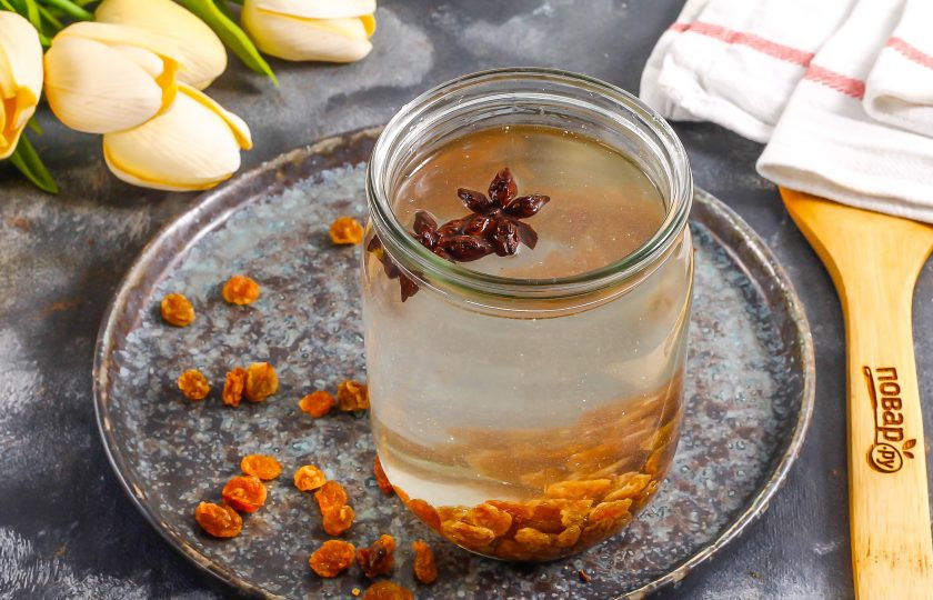 1. Этап. Настойка из изюма на самогоне: Добавьте звездочки бадьяна, влейте качественный самогон и закройте банку крышкой. Тщательно взболтайте, чтобы мед растворился. Оставьте при комнатной температуре в темном месте на 10-20 дней, взбалтывая каждые 2 дня.