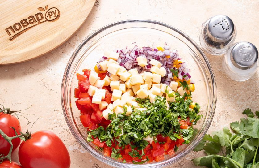 1. Этап. Салат с сыром, перцем и кукурузой: Добавьте в салат мелко нарезанную кинзу. Заправьте салат.