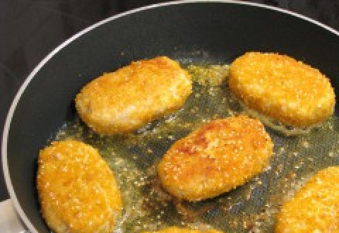 1. Этап. Зразы из индейки с грибами: Соединяем края, сформировав зразы. Обваляйте их в панировочных сухарях и обжарьте на растительном масле 5-7 минут до красивого золотистого цвета.