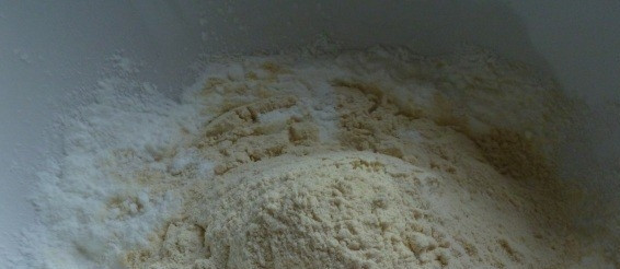 1. Этап. Эклеры по Дюкану: 1. Сначала смешаем между собой все сухие компоненты. Отдельно взбиваем яйца, пока масса немного не увеличится в объеме.