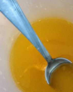 1. Этап. Салат с креветками и грушей: Смешать апельсиновый сок с медом.