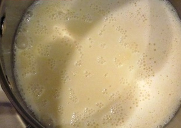 1. Этап. Домашнее мороженое из молока: Доведите молоко до кипения, снимите с огня, добавьте ваниль и охладите.