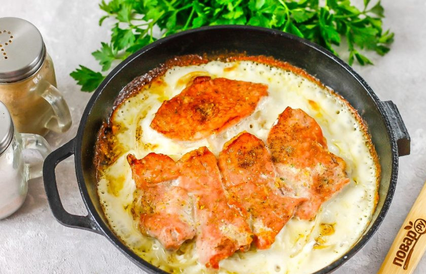 1. Этап. Картошка с мясом в духовке: Поместите форму в разогретый духовой шкаф и запеките все примерно 35-40 минут. Через 20 минут проверьте заготовку, если она слишком подрумянилась, то влейте примерно 50-60 мл. горячей воды, так как картофель может вобрать в себя жидкость и блюдо подгорит.