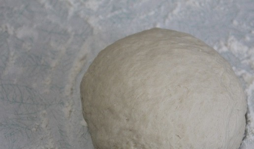 1. Этап. Плоские пирожки с любимой начинкой: Постепенно добавляя муку, замесить тесто. Не нужно высыпать всю муку сразу - она у всех разная, как и кефир. У меня на тесто и подпыл ушло 380 гр муки Макфа, а кефир 