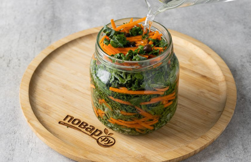 1. Этап. Капуста кале на зиму: Влейте горячий маринад в банку.