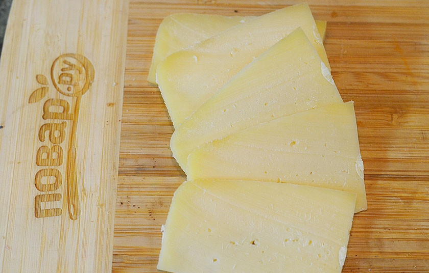 1. Этап. Завтрак в замке Винтерфелл: 6. Сыр нарежьте ломтиками.