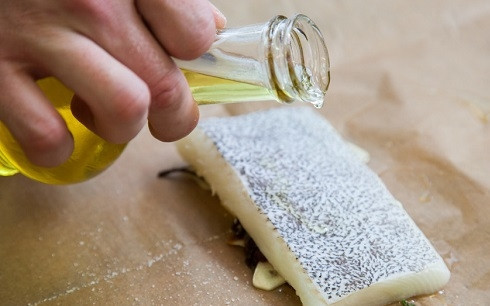 1. Этап. Запеченный палтус: 4. Сверху полейте небольшим количеством масла.