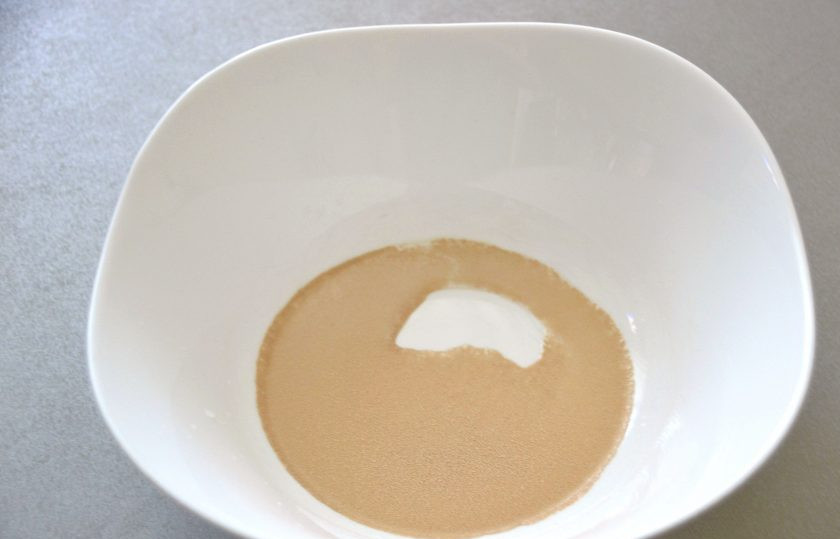 1. Этап. Горчичные сухарики: В миску влейте 100 мл. воды, всыпьте дрожжи.