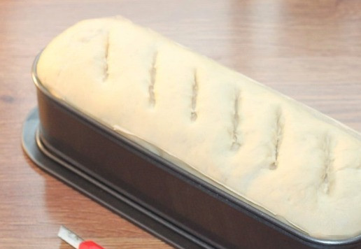 1. Этап. Белый хлеб домашней выпечки: 13. Острым ножом делаем косые неглубокие надрезы.