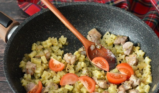 1. Этап. Новогодние макароны с индейкой и песто: Влейте немного (3-4 столовых ложки) воды от варки макарон и готовьте индейку с макаронами и соусом песто ещё пару минут, чтобы все вкусы соединились. Поперчите блюдо по вкусу и в конце добавьте дольки свежих помидоров. Помидоры не должны приготовиться, они должны остаться свежими, но немного подогреться.