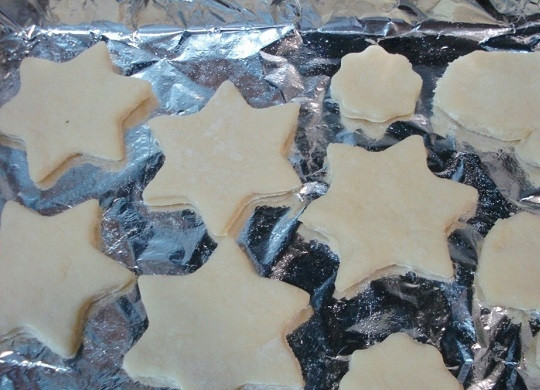 1. Этап. Рождественское печенье из творога: 4. Выложите печеньки на противень. Отправьте в духовку.