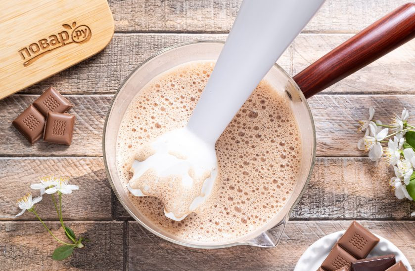 1. Этап. Горячий бельгийский шоколад: Блендером или миксером взбейте молоко с шоколадом до пышной пенки. На этом этапе можно влить коньяк в шоколад.