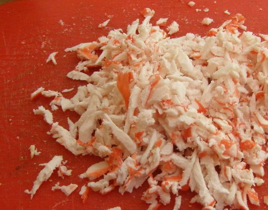 1. Этап. Крабовый салат с плавленым сыром: Крабовые палочки тоже натираем на терке.