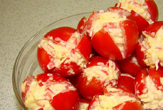 1. Этап. Салат к 8 марта: 3. Начиняем получившейся массой помидоры. В принципе, начинку можете выбрать любую, какая только сочетается с помидорами.