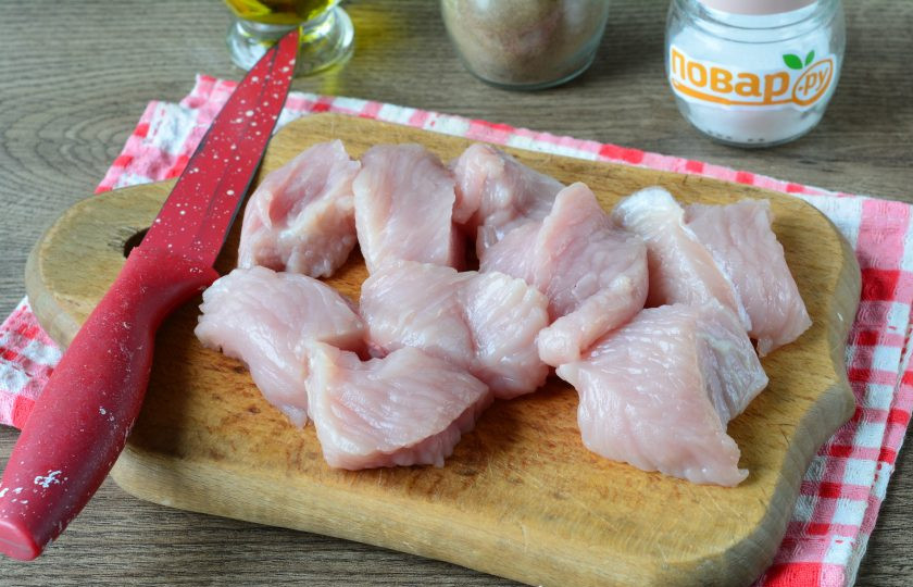 1. Этап. Котлеты из индейки с кукурузой: Филе индейки промойте и нарежьте средними кусочками.