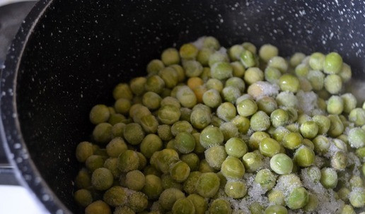 1. Этап. Суп-пюре из горошка с кешью: Добавить зелёный замороженный горошек. Варить после закипания 10 минут.