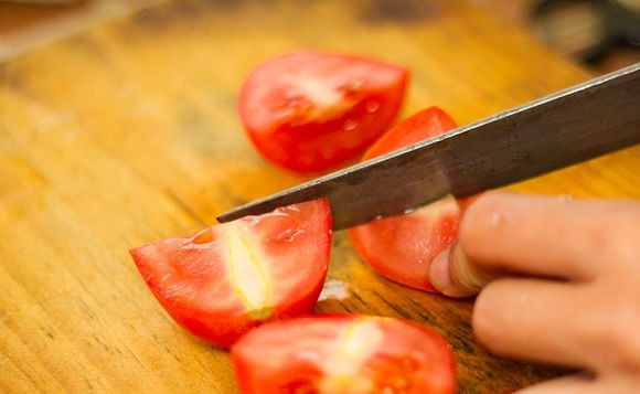 1. Этап. Салат с манго и помидорами: Порезать помидоры на четвертинки.