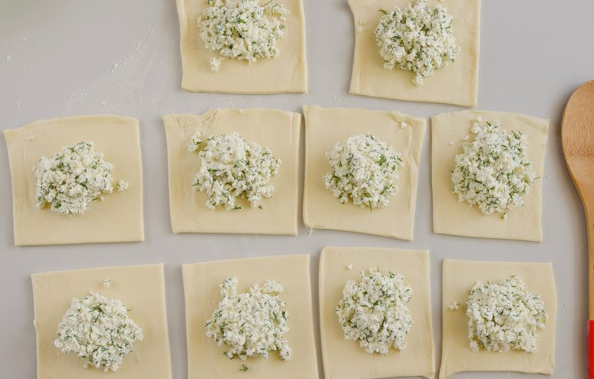 1. Этап. Слоеные конвертики с творогом: Разделите начинку между 10 квадратами теста.