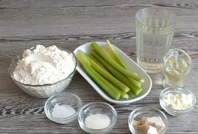 1. Этап. Хлеб с сельдереем: Подготовьте необходимые ингредиенты.