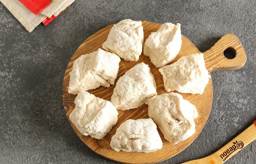 1. Этап. Пышки в мультиварке: Затем разделите тесто на 8-10 частей. Все зависит от того, какого размера пышки вы хотите получить на выходе.