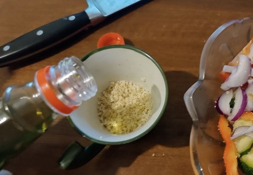 1. Этап. Салат с помидорами и огурцами Мяучка: Грецкие орехи толчём (или трём на мелкой тёрке, а можно и пальцами размять). Добавляем 2 ложки яблочного уксуса и ложку воды, перемешиваем. Овощи солим и перчим по вкусу и желанию, добавляем наш 