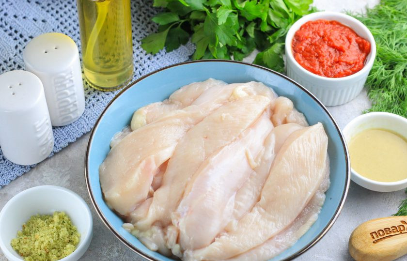 1. Этап. Мясо Дракона на Новый год: Куриное филе промокните бумажными салфетками и нарежьте длинными кусочками. Выложите в глубокую емкость.