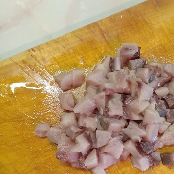 1. Этап. Португальская запеканка из рыбы: Филе рыбы нарезать небольшими кубиками.