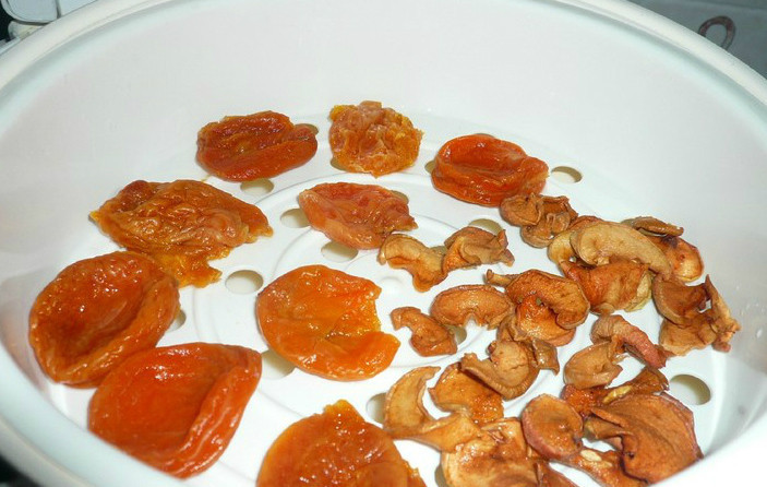 1. Этап. Сухофрукты на завтрак: Сухофрукты кладем на пароварку. Фиксируем пароварку на мультиварочной чаше. Ставим режим 