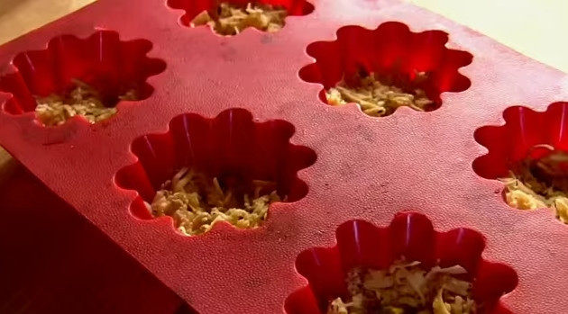 1. Этап. Чипсы из сыра с кунжутом: 5. Можно готовить чипсы и в силиконовых формах для кексов. Заполните их на 1/4.