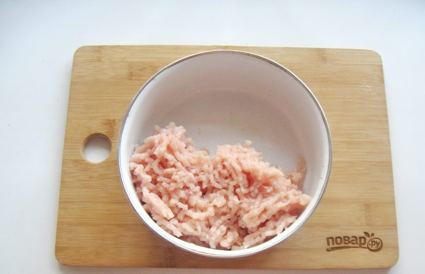 1. Этап. Куриные котлеты с базиликом: Куриное филе помойте и пропустите через мясорубку.