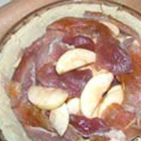 1. Этап. Пирог с мясом и яблоками: 5. В форму выложить поочередно яблоки и мясо – лучше сделать яблочным первый и последний слой. Немного присолить и поперчить каждый слой. Раскатать меньшую часть теста, вырезаем круг и накрываем начинку. От центра к краям острым ножом сделать 5-6 надрезов. Пирог накрыть фольгой и поставить в духовку, примерно на 40 минут, двести двадцать градусов температура. Фольгу убираем, желтком смазываем пирог и еще минут 20 выпекаем.