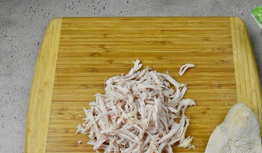 1. Этап. Коронационная индейка: Индейку разберите на волокна или нарежьте.