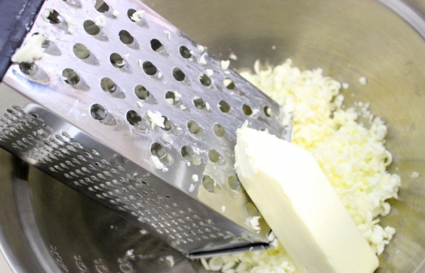 1. Этап. Мягкое творожное тесто: 1. Масло заморозим и натрем на терке.