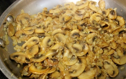 1. Этап. Сочные куриные грудки: 4. Посолите, поперчите по вкусу. На среднем огне жарьте до готовности.