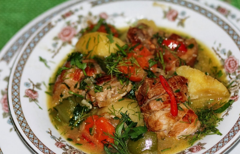 1. Этап. Тушеная свиная корейка: Готовую тушеную свиную корейку подавайте с черным хлебом и салатом из овощей. Приятного аппетита!