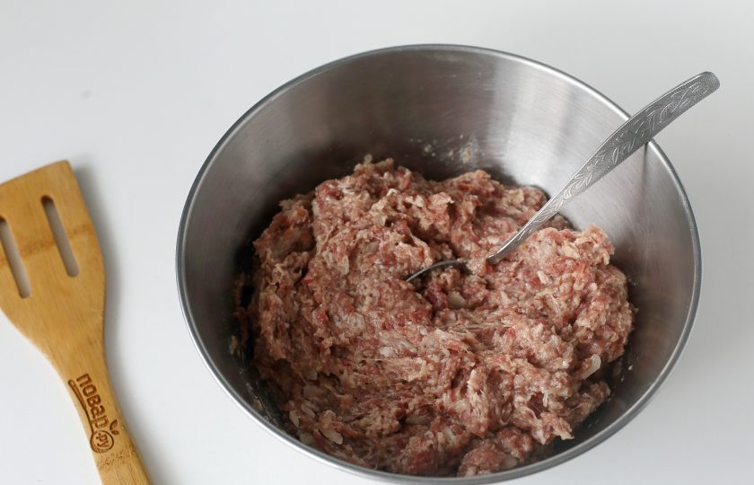 1. Этап. Котлеты из говяжьего фарша в духовке: Тщательно все перемешайте, пока фарш не станет однородным. Можно добавить еще примерно 50 мл. ледяной воды, она нам тоже поможет придать котлетам максимальную сочность.