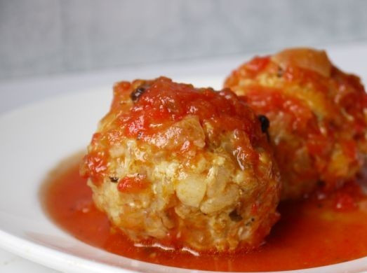 1. Этап. Диетические тефтели из куриного фарша: 6. Подаем тефтели в горячем виде вместе с гарниром. Отварите картофельное пюре или любую кашу, полейте гарнир подливой и подавайте вместе с солениями или свежими овощами. Приятного аппетита!