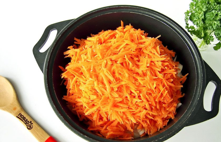 1. Этап. Лечо с петрушкой на зиму: Морковь трем на крупной терке.