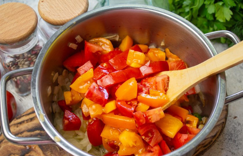 1. Этап. Чесночно-томатный чатни: Помидоры помойте и обсушите, нарежьте небольшим кубиком и отправьте в кастрюлю к овощам.