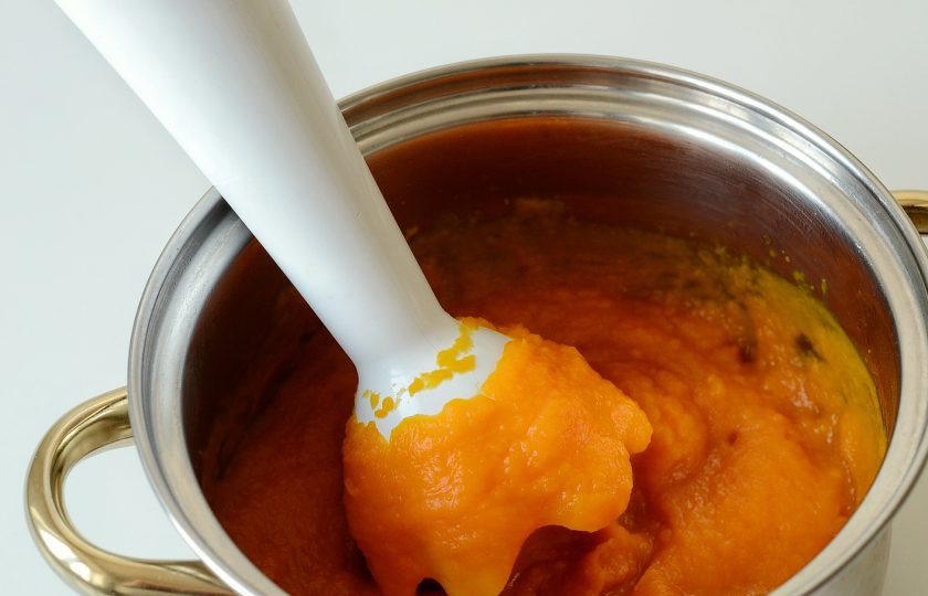 1. Этап. Тыквенный мармелад: Слейте воду, затем измельчите тыкву блендером до однородного пюре.